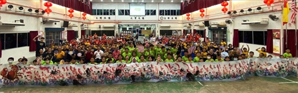 在工作坊導(dǎo)師的指導(dǎo)下，三校200余名學(xué)生共同完成了一幅長(zhǎng)達(dá)80尺的水墨畫(huà)作。主辦方供圖