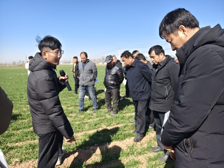 科技小院的“學(xué)生專家”（左一）。受訪者供圖