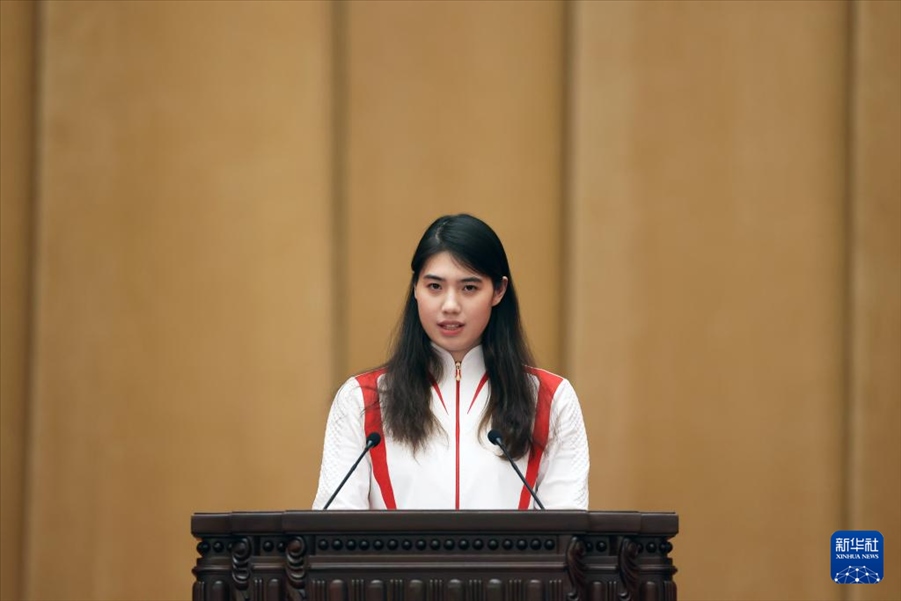 11月15日，游泳運(yùn)動(dòng)員張雨霏在報(bào)告會(huì)上發(fā)言。新華社記者 李明 攝