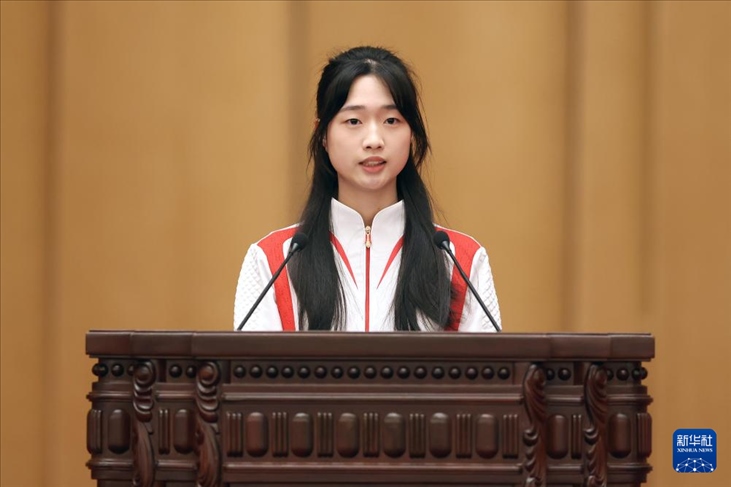 11月15日，射擊運(yùn)動(dòng)員黃雨婷在報(bào)告會(huì)上發(fā)言。新華社記者 李明 攝