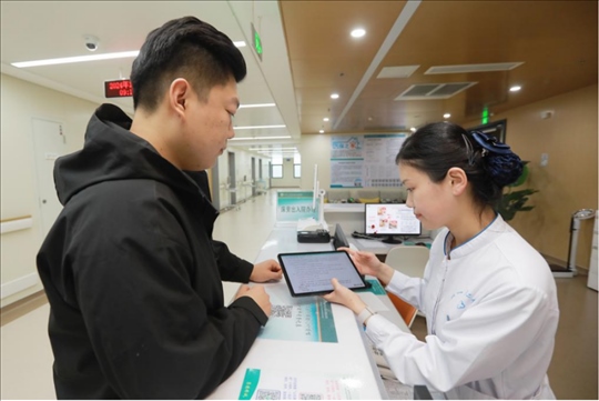 患者在護(hù)士站為家屬辦理床旁出院手續(xù)。圖片來(lái)源：山東第一醫(yī)科大學(xué)第二附屬醫(yī)院