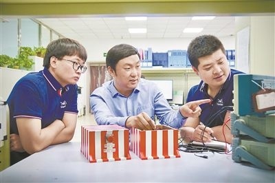 中北大學極端環(huán)境特種傳感與測試創(chuàng)新研究團隊成員正在圍繞近期發(fā)射任務進行產(chǎn)品研發(fā)。受訪單位供圖
