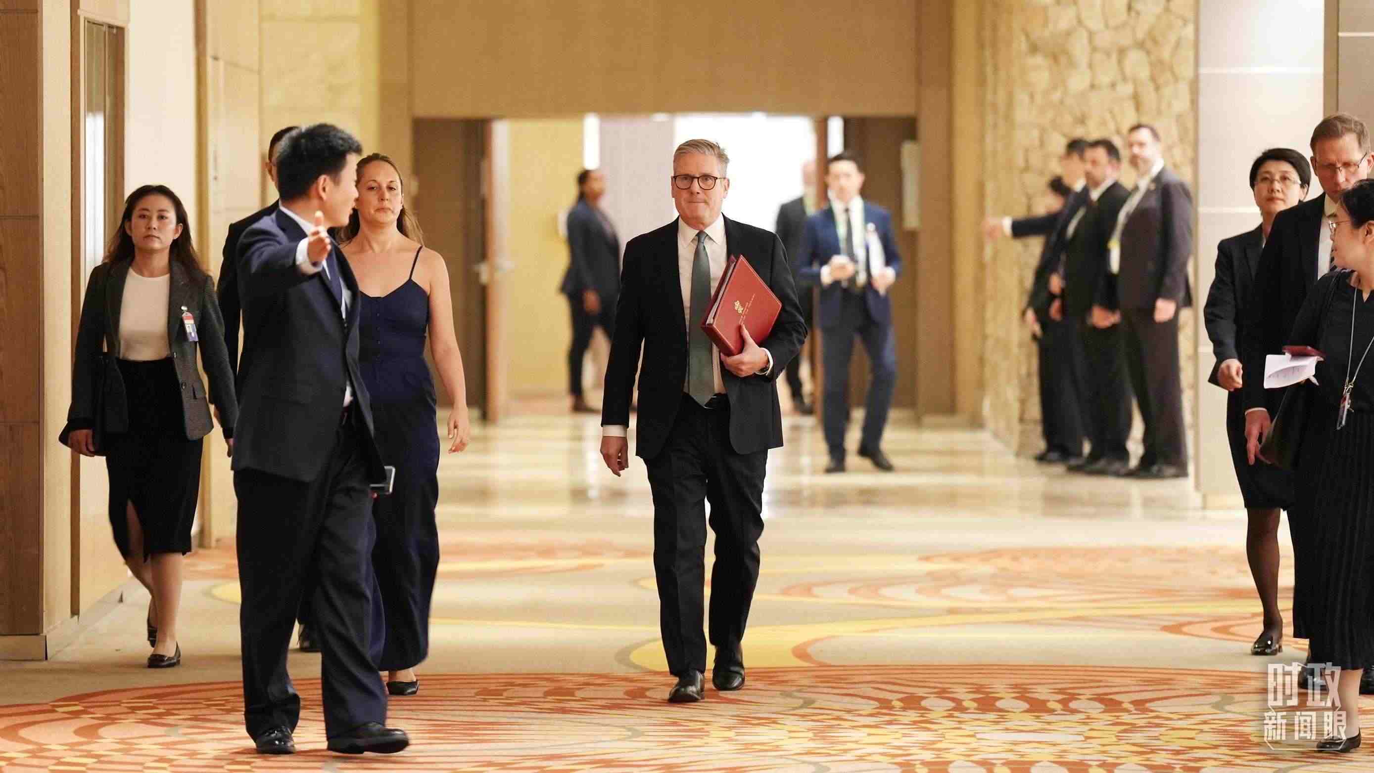 △英國(guó)首相斯塔默抵達(dá)會(huì)見現(xiàn)場(chǎng)。（總臺(tái)記者李晉拍攝）