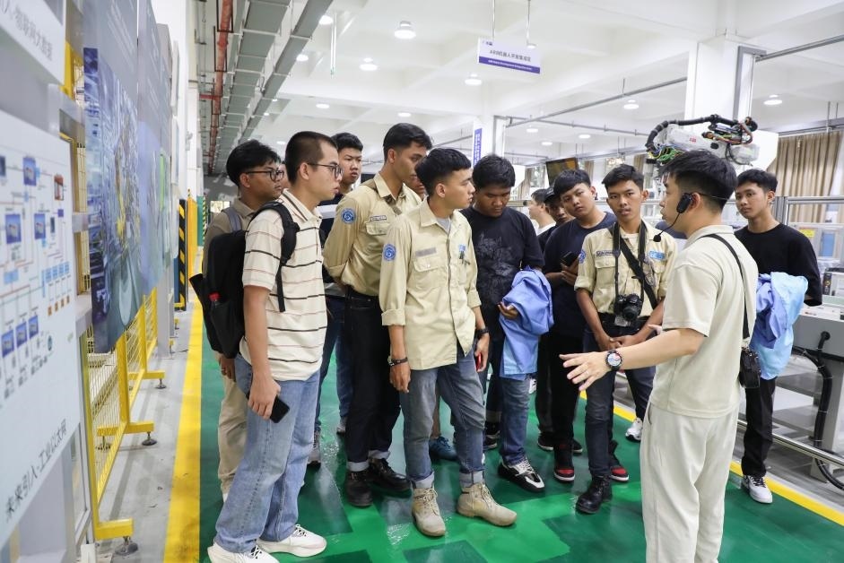 來華留學(xué)生在工程實(shí)踐中心上課。教育部職業(yè)教育與成人教育司供圖