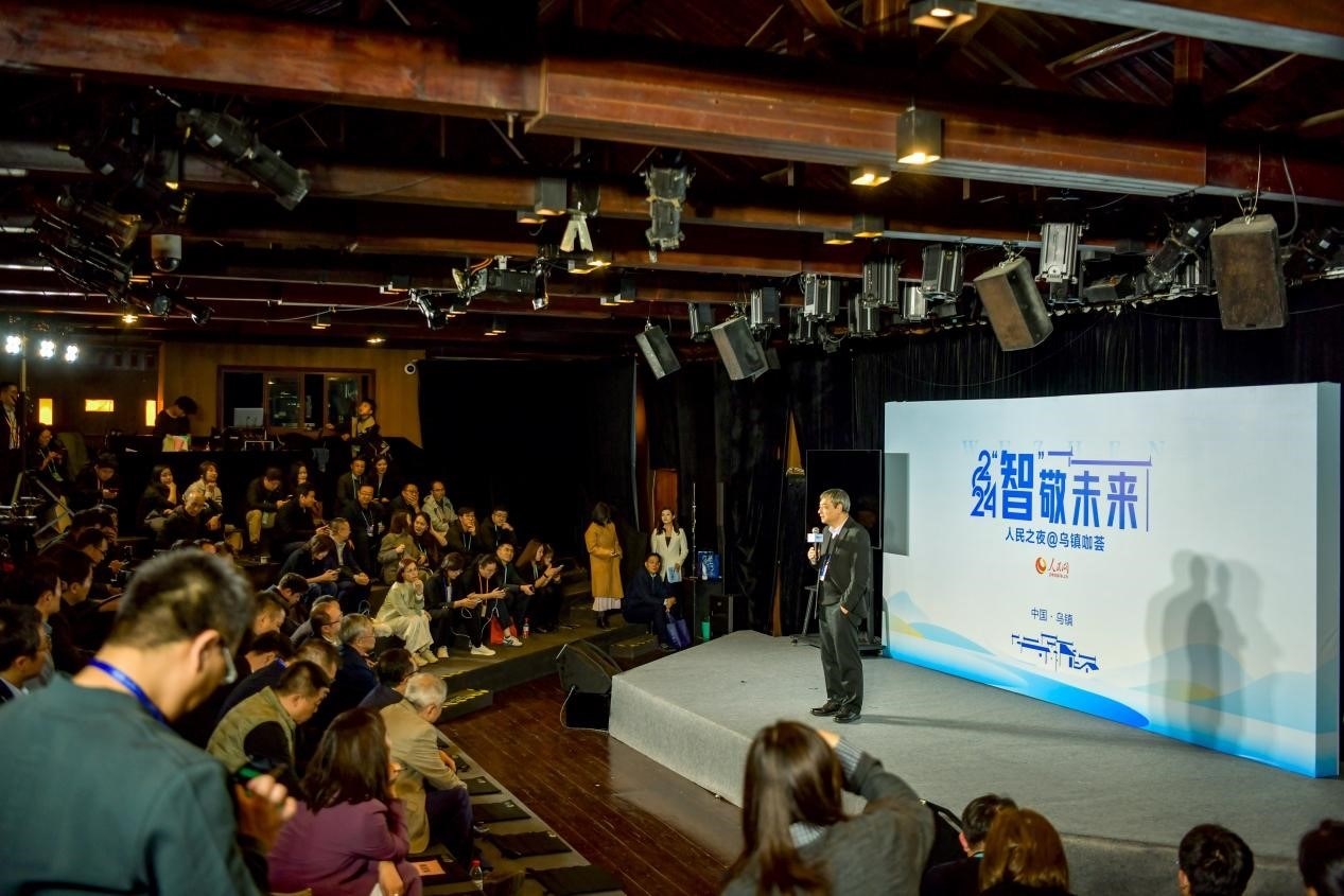 在開場環(huán)節(jié)，清華大學(xué)人工智能研究院常務(wù)副院長、教授孫茂松發(fā)言分享。人民網(wǎng)記者 任峰濤攝