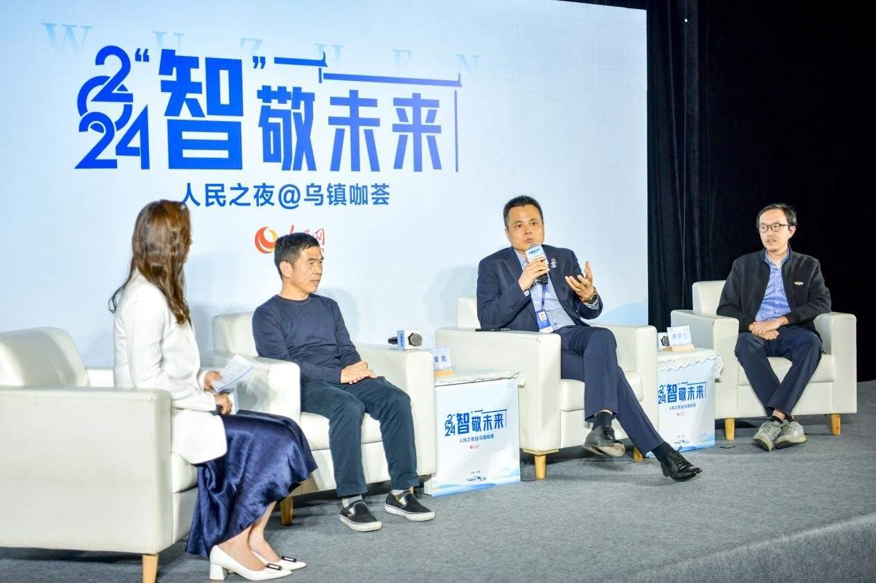 在對話環(huán)節(jié)，之江實驗室高級研究專家潘愛民、伏羲智庫創(chuàng)始人李曉東、麒麟軟件副總經(jīng)理李震寧探討“‘百模大戰(zhàn)’將卷向何方”。人民網(wǎng)記者 任峰濤攝