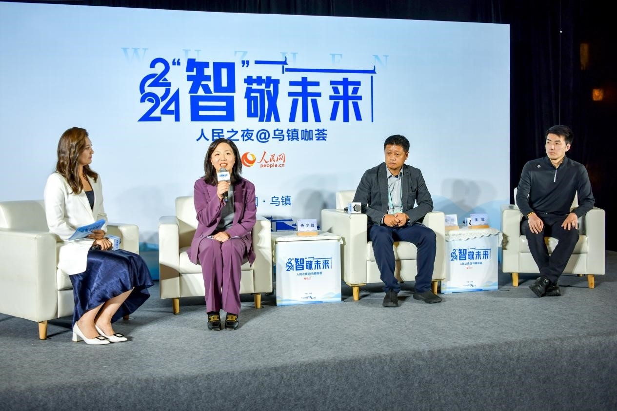 在對話環(huán)節(jié)，趣丸科技總編輯、副總裁任少峰，星云智慧機(jī)器人CEO李明，可之教育大模型創(chuàng)始人王冠討論“人工智能如何惠及大眾”。人民網(wǎng)記者 任峰濤攝