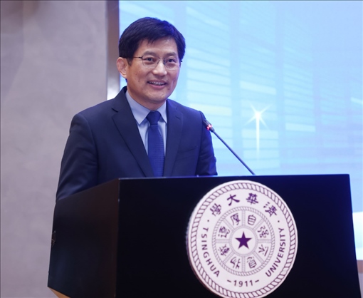 清華大學(xué)國家治理研究院執(zhí)行院長、清華大學(xué)計算社會科學(xué)與國家治理實驗室執(zhí)行主任孟慶國教授演講。供圖單位：清華大學(xué)國家治理研究院