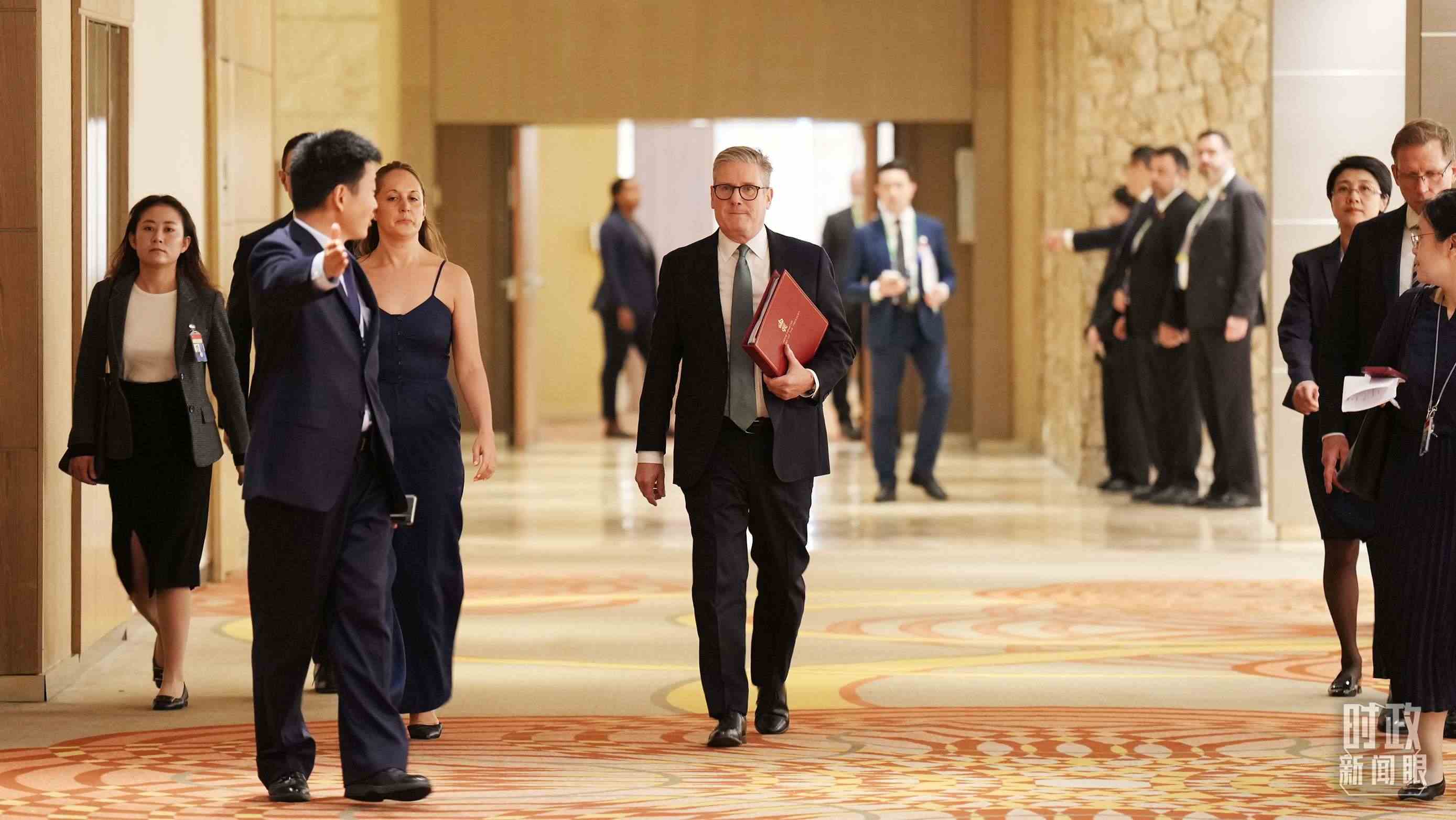 英國(guó)首相斯塔默抵達(dá)會(huì)見現(xiàn)場(chǎng)，這是他首次同習(xí)主席面對(duì)面交流。