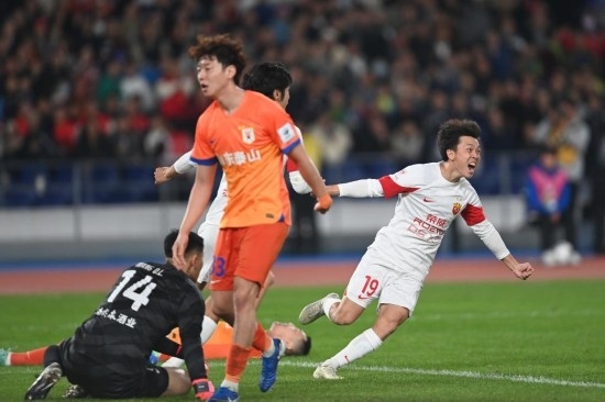 11月23日，上海海港隊球員王振澳（右）慶祝進球。新華社記者 黃宗治 攝