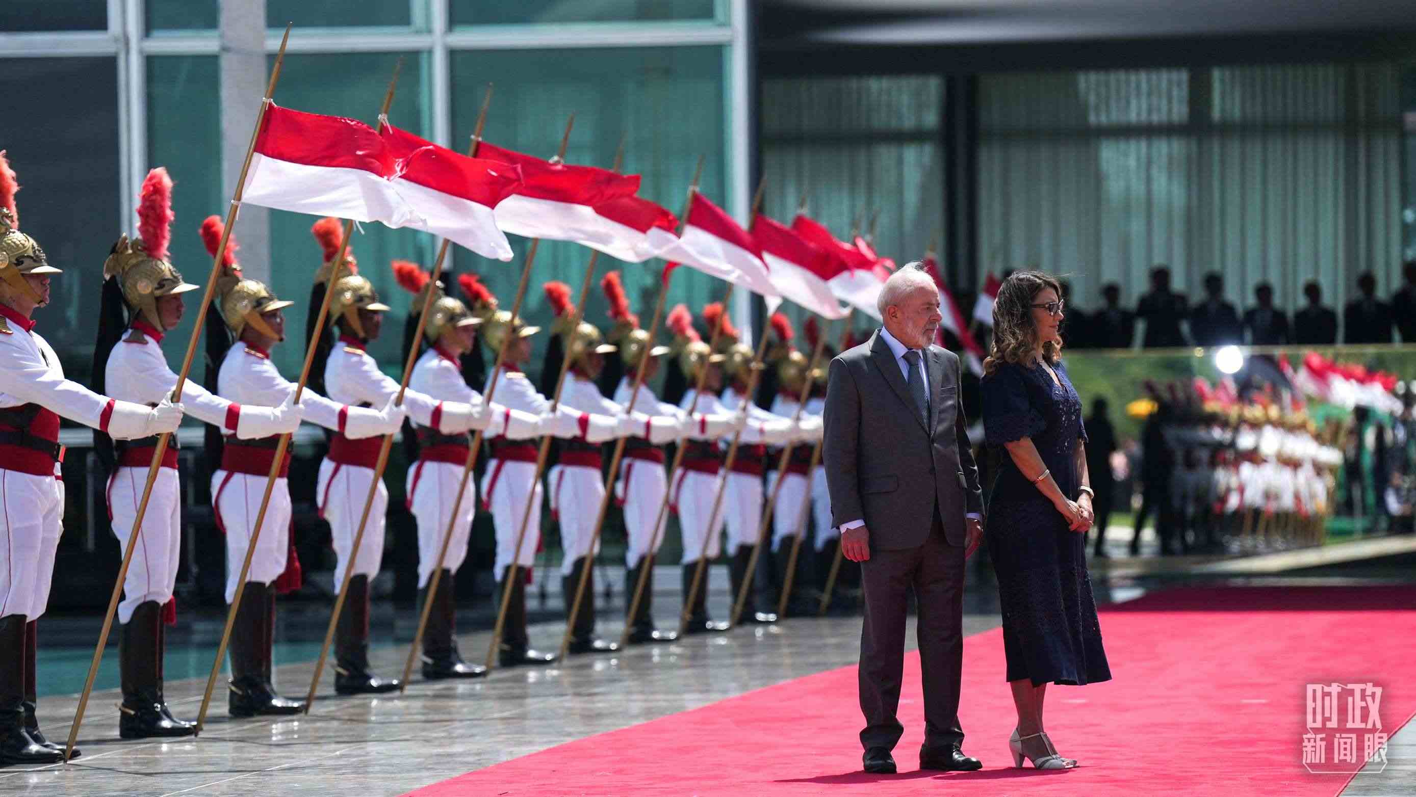 巴西總統(tǒng)盧拉和夫人羅桑等候習(xí)主席到來。