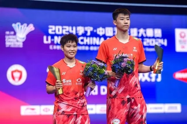 11月24日，馮彥哲/黃東萍（左）在領(lǐng)獎臺上合影。新華社記者 梁旭攝