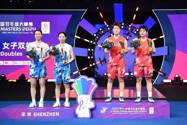 11月24日，劉圣書（右二）/譚寧（右一）與李怡婧/羅徐敏（左一）在頒獎臺上合影。新華社記者 梁旭攝