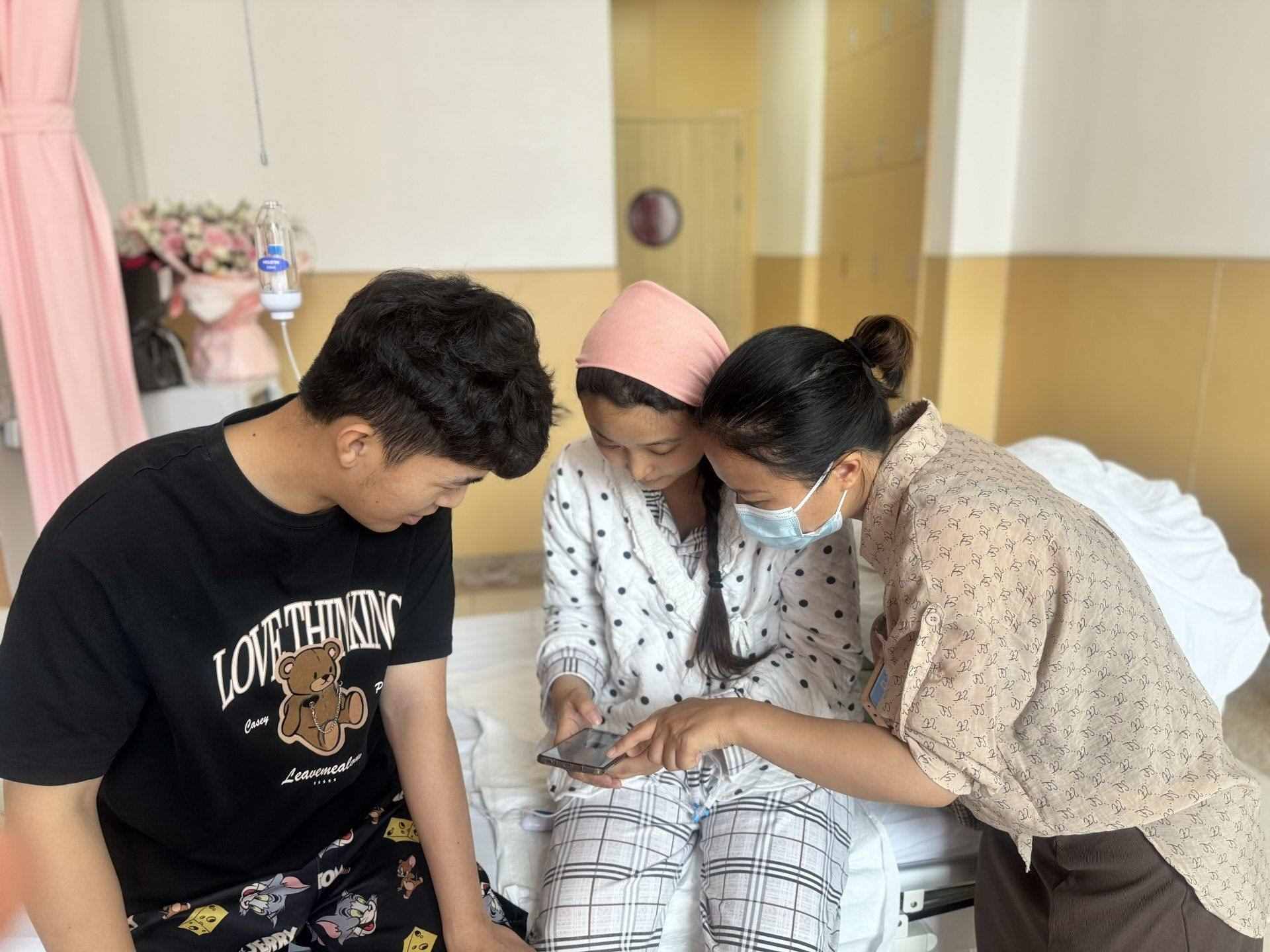 新生兒家庭通過手機辦理新生兒出生“一件事”。安徽省數(shù)據(jù)資源管理局供圖