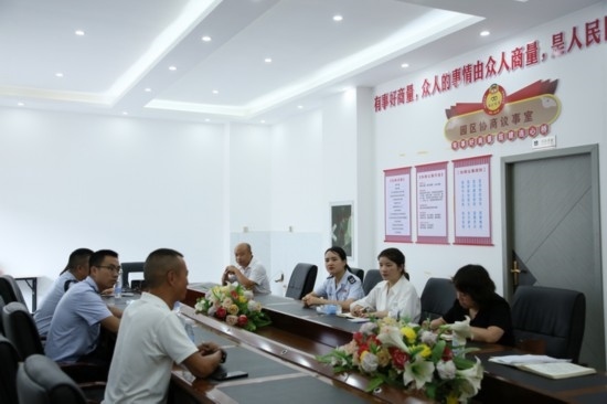 榕江縣稅務(wù)局在園區(qū)協(xié)商議事室協(xié)調(diào)解決企業(yè)訴求。黔東南州稅務(wù)局供圖