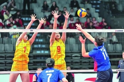 11月27日，山東隊球員李晨瑄（中）、李美君（左）在比賽中攔網(wǎng)。新華社發(fā)