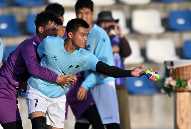 11月28日，花炮半決賽，廣西隊與海南隊展開激烈角逐。新華社記者 郭程攝