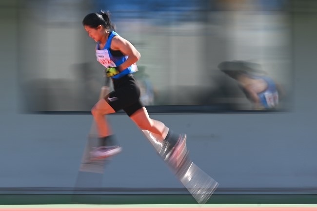 11月28日，海南隊選手吳明芬在高腳競速比賽中。新華社記者 杜子璇攝