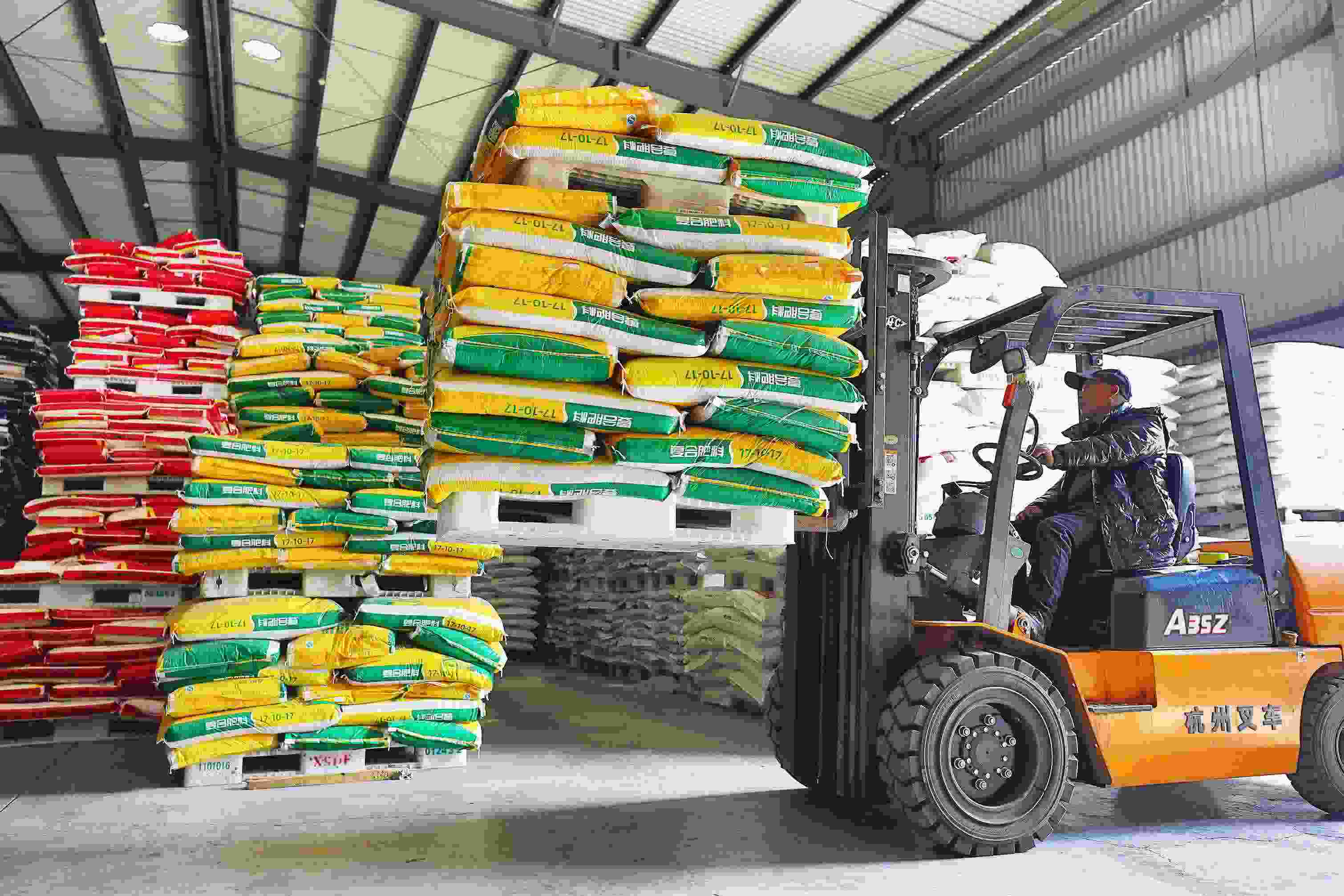 2023年2月15日，在浙江義烏供銷聯(lián)社的農(nóng)資貯存?zhèn)}庫(kù)，工作人員正在調(diào)運(yùn)復(fù)合肥料等農(nóng)資。