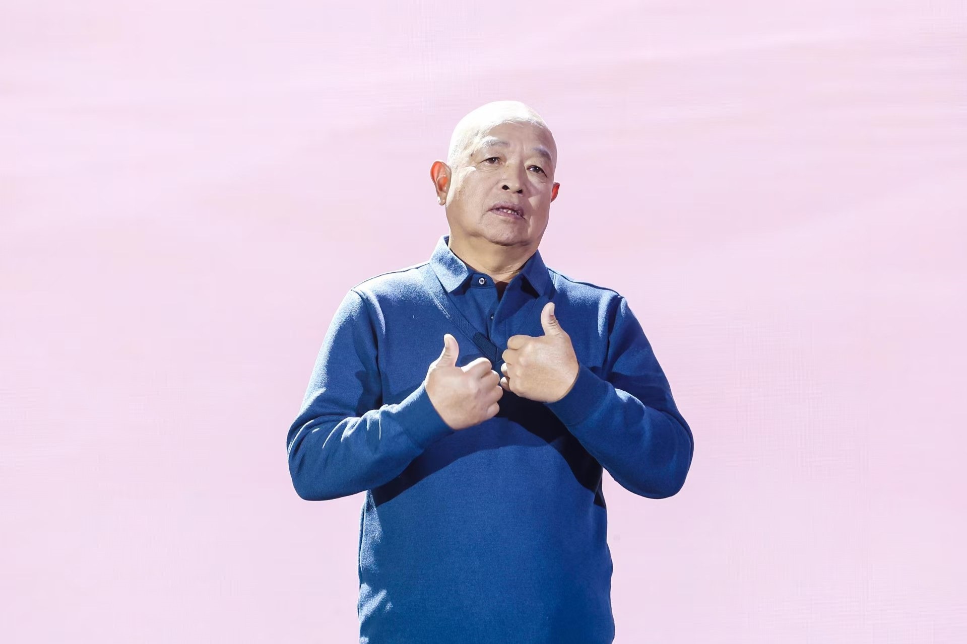 “山東好人”、煙臺(tái)市無聲洗車場(chǎng)經(jīng)理柳興濤。人民視頻供圖。