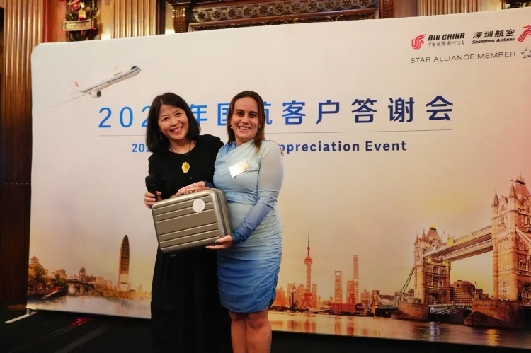 獲獎(jiǎng)嘉賓上臺(tái)領(lǐng)取精美獎(jiǎng)品。吳若鳴攝