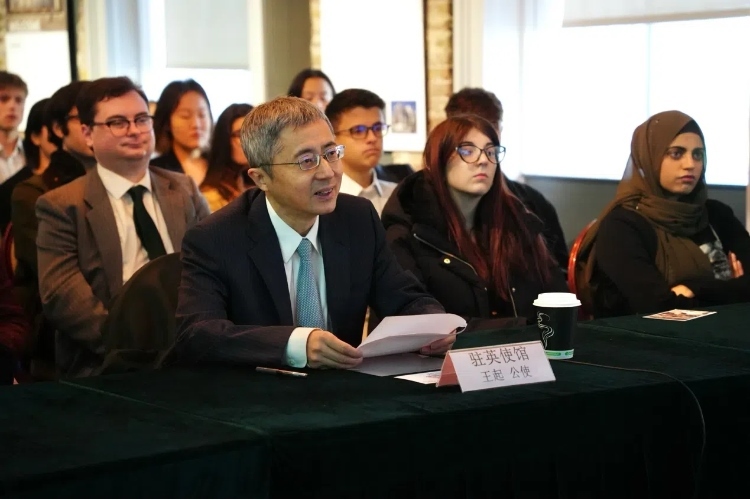 中國(guó)駐英國(guó)大使館公使王起發(fā)表講話。吳若鳴攝