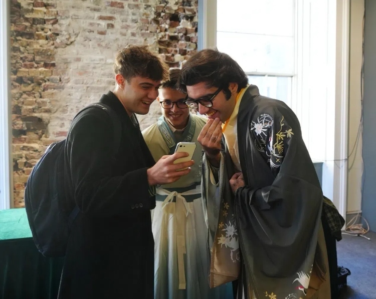 英國(guó)學(xué)生感受漢服魅力。吳若鳴攝