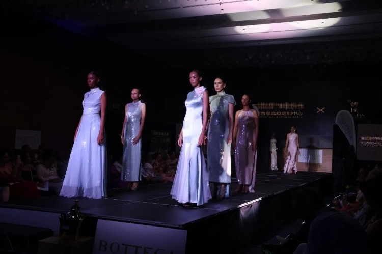 模特展示新中式禮服。顏李芳攝
