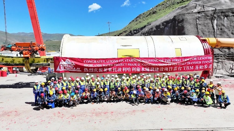 中外方建設(shè)者合影留念。中水電十一局供圖