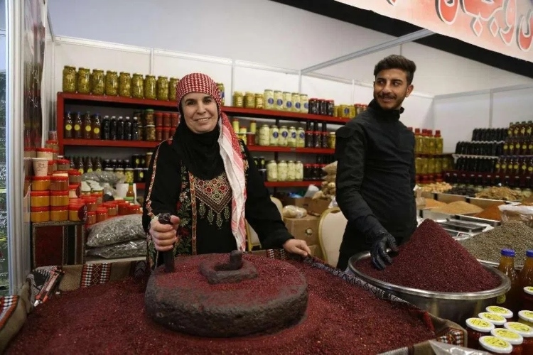 制作辣椒末的當?shù)貗D女。納達爾·達烏德攝