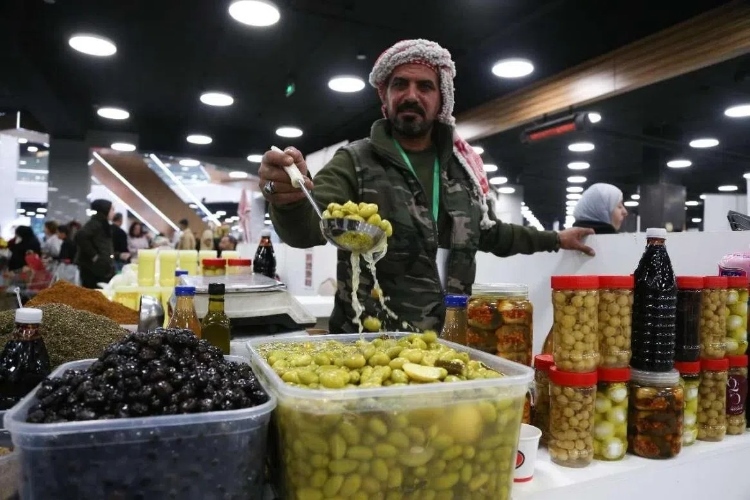 一位展商展示腌橄欖。納達爾·達烏德攝