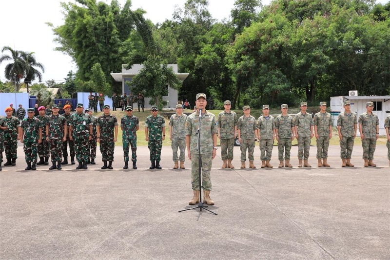 中方參演部隊指揮員在印尼方舉行的歡迎儀式上致辭。龔勝祥 攝