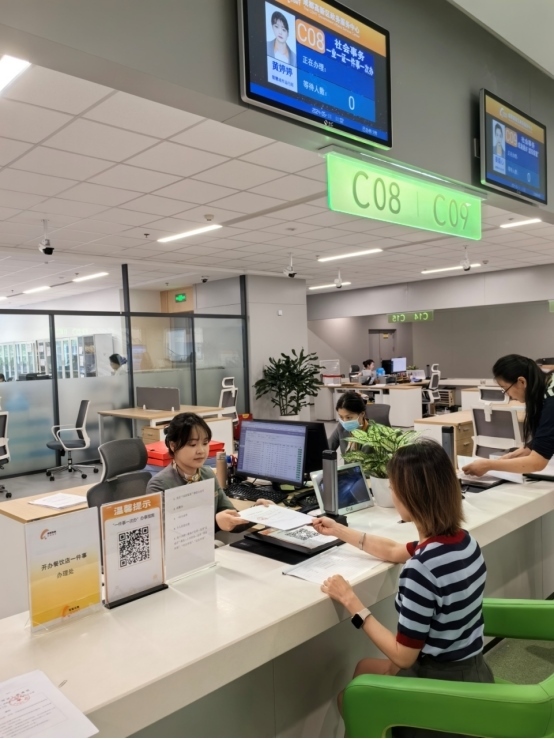 成都高新區(qū)“開辦餐飲店一件事”服務窗口。成都市市場監(jiān)督管理局供圖