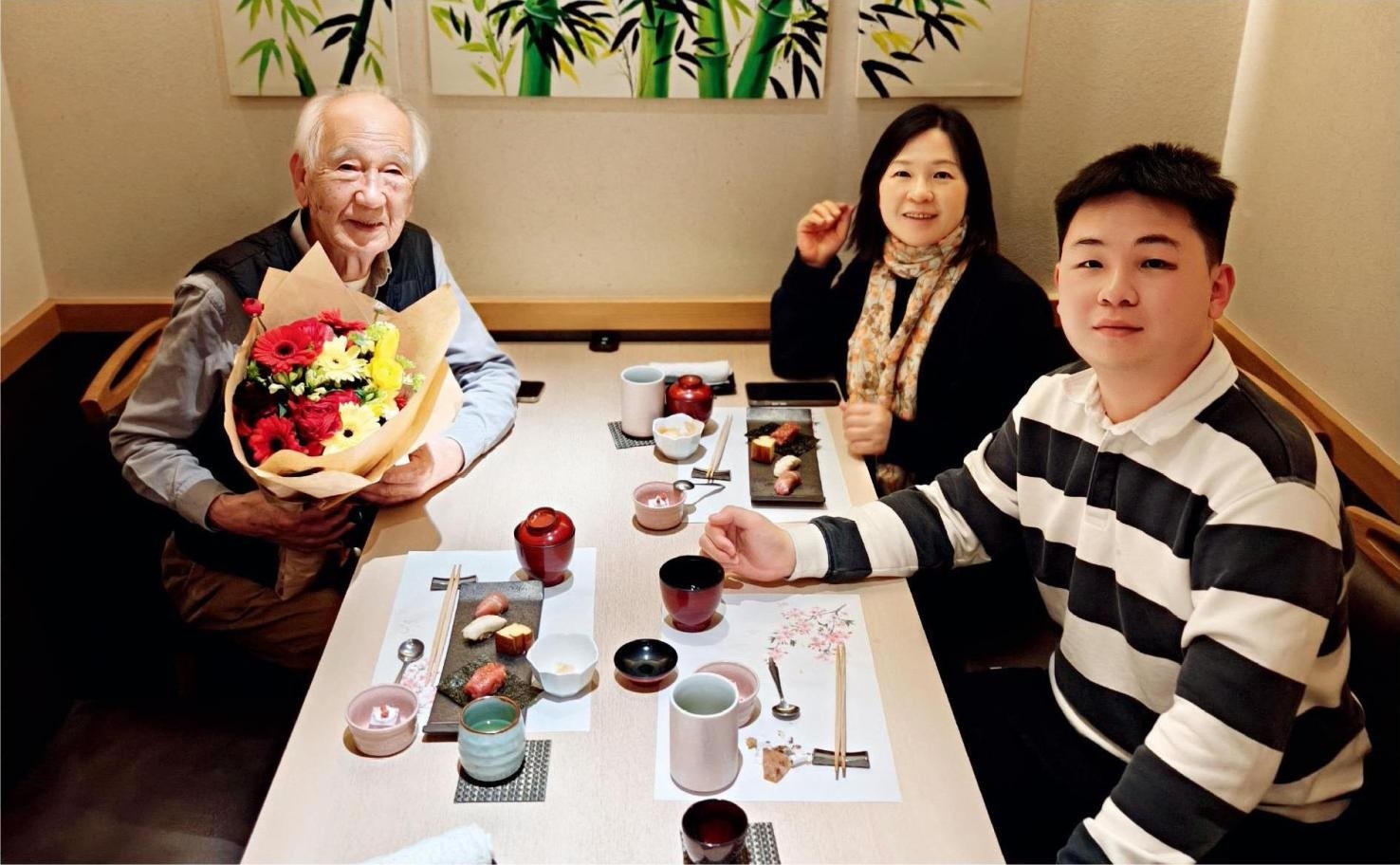 佐佐木俊一與彭林（中）、彭俊霖（右）在一起。