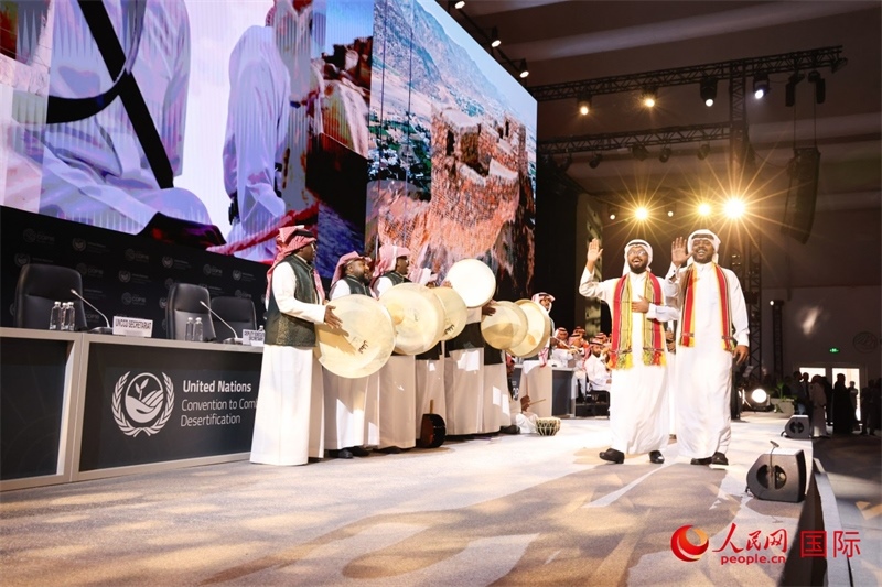《聯(lián)合國防治荒漠化公約》第十六次締約方大會2日開幕。圖為開幕式表演。人民網(wǎng)記者任皓宇攝