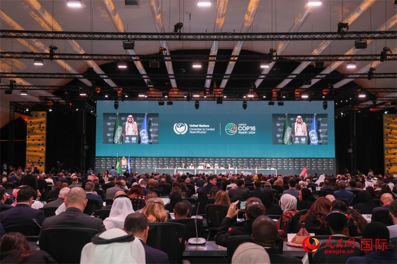 《聯(lián)合國防治荒漠化公約》第十六次締約方大會2日開幕。圖為開幕式現(xiàn)場。人民網(wǎng)記者任皓宇攝