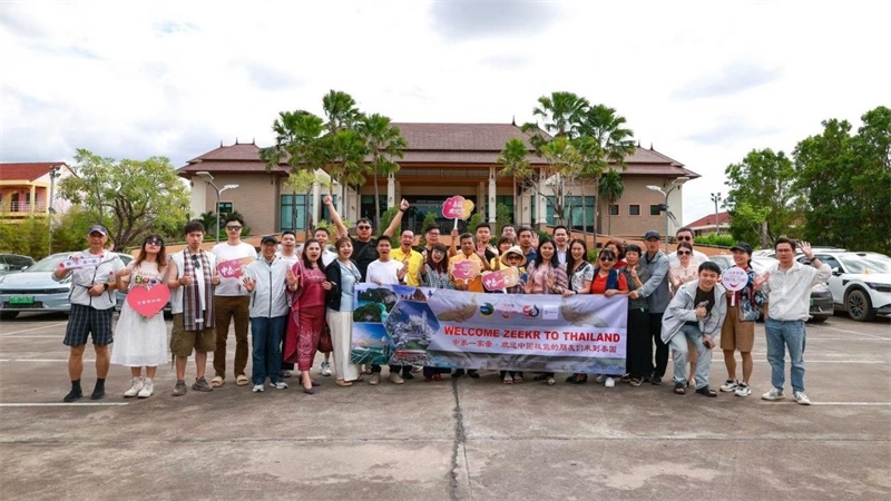 參與活動的中國游客與當(dāng)?shù)靥﹪撕嫌?。活動主辦方供圖