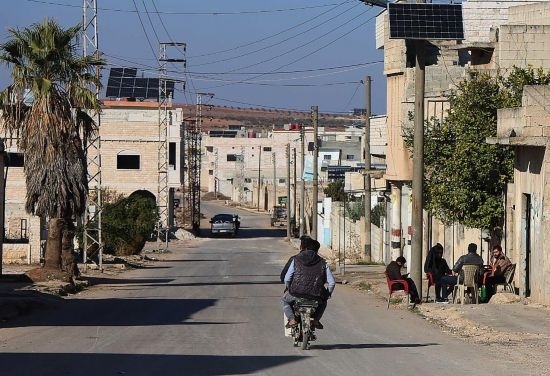 這是12月1日拍攝的敘利亞哈馬省北部一處城鎮(zhèn)街道。新華社發(fā)
