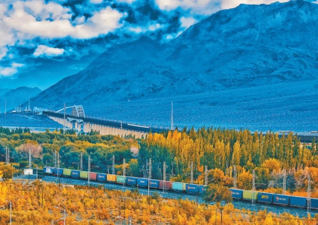 2013年，隨著共建“一帶一路”倡議提出，中歐班列應(yīng)運(yùn)而生。今年11月20日，第十萬(wàn)列中歐班列正式出境。截至目前，中歐班列累計(jì)運(yùn)送貨物超1100萬(wàn)標(biāo)箱、貨值超4200億美元，貨物品類達(dá)53大類5萬(wàn)余種。圖為中歐班列行駛在新疆烏魯木齊達(dá)坂城濕地。擺風(fēng)亮 攝（新華社發(fā)）