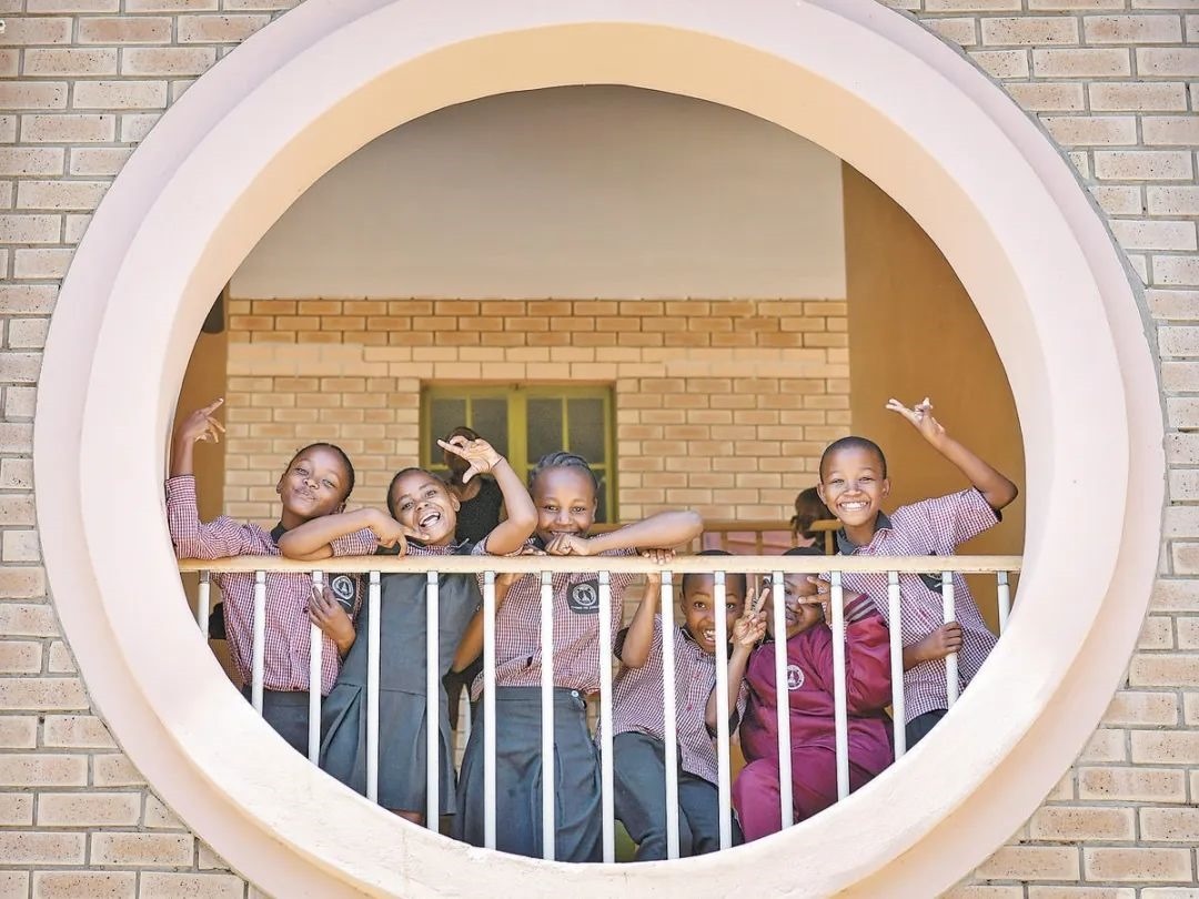 位于博茨瓦納南部的莫帕尼小學(xué)是中國(guó)援建的現(xiàn)代化學(xué)校，當(dāng)?shù)貎和慕逃龡l件因此得到改善。圖為莫帕尼小學(xué)課間休息的學(xué)生們。新華社記者 韓旭 攝