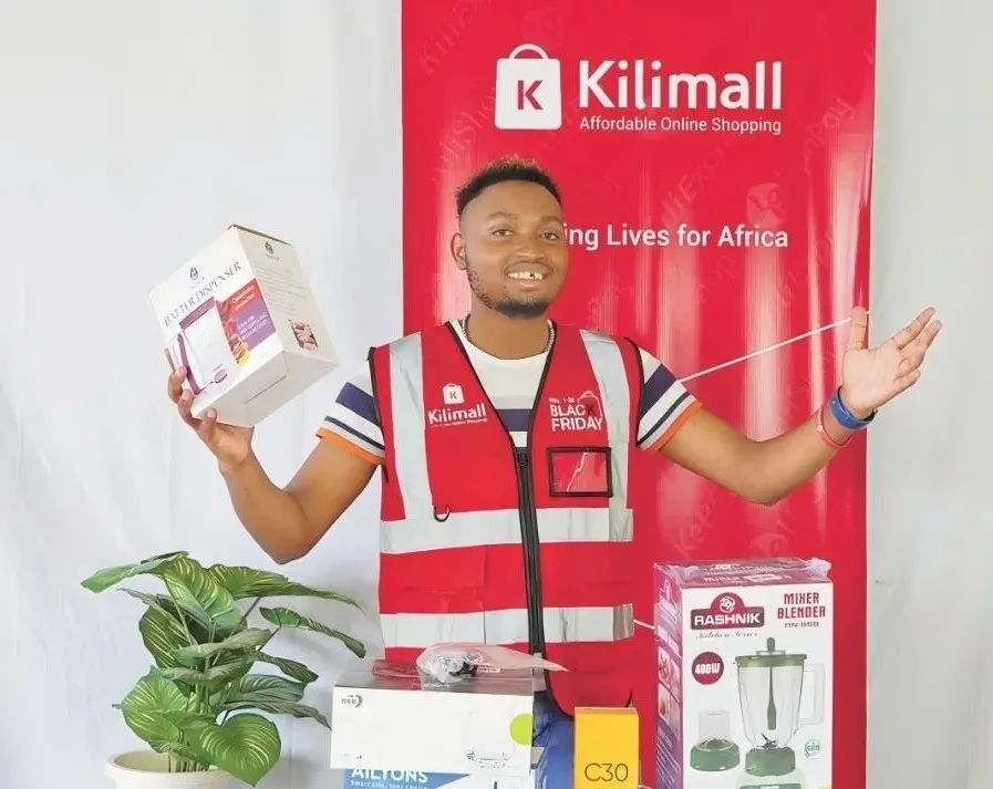 隨著“絲路電商”國(guó)際合作深入推進(jìn)，共建“一帶一路”國(guó)家雙多邊數(shù)字貿(mào)易規(guī)則對(duì)接不斷強(qiáng)化。借助“絲路電商”合作機(jī)制，肯尼亞主播迪克森·恩甘加在當(dāng)?shù)刂辈ж?。劉婉?攝（新華社發(fā)）