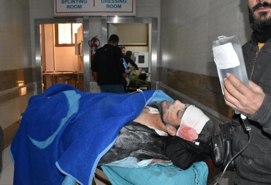 11月29日，在敘利亞阿勒頗，傷者被送往醫(yī)院接受治療。新華社發(fā)