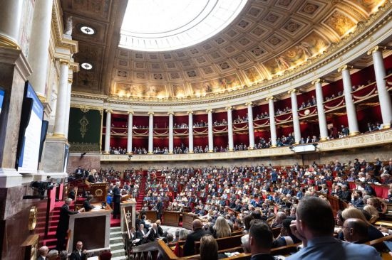 10月1日，法國總理巴尼耶在位于巴黎的法國國民議會發(fā)表演講。新華社發(fā)（杰克·陳攝）