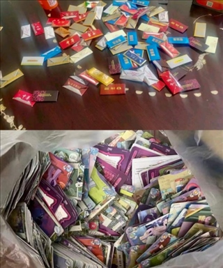 孩子們收集的煙卡、卡牌。受訪者供圖