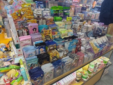 北京某文具店卡牌盲盒柜臺(tái)，未設(shè)相關(guān)提醒。人民網(wǎng)記者 黃鈺攝