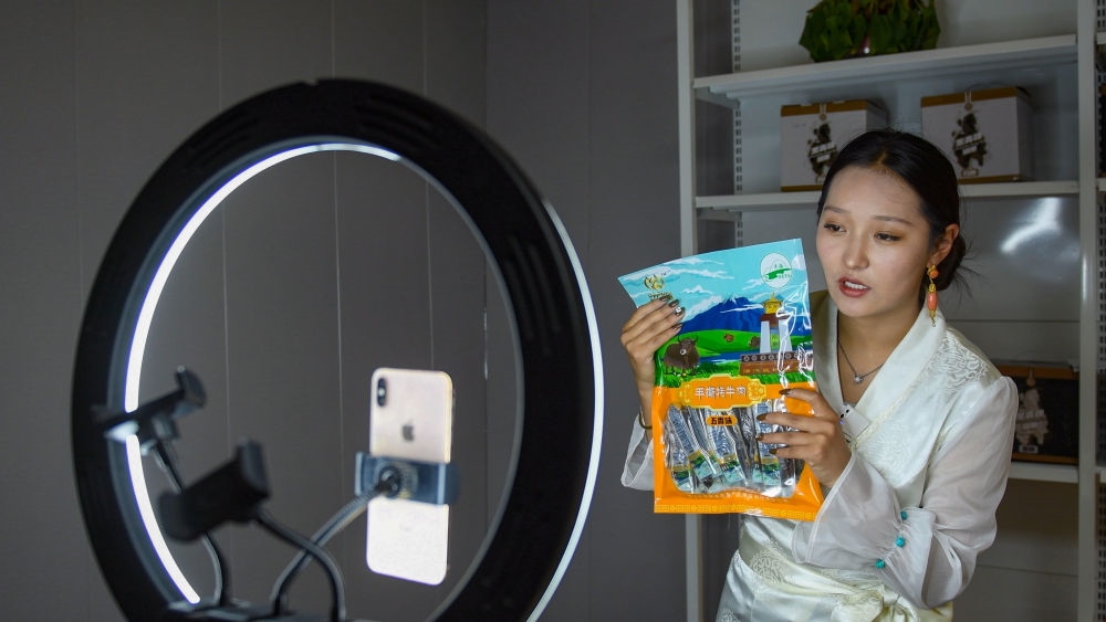 9月24日，果洛藏貢麻村村民多杰吉在進(jìn)行網(wǎng)絡(luò)帶貨直播。（潘彬彬 攝）