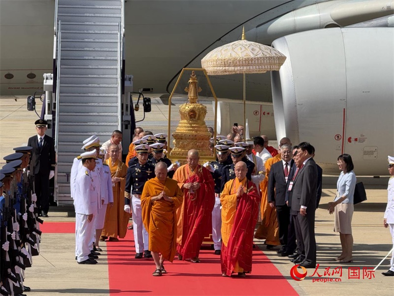 北京靈光寺佛牙舍利抵達泰國曼谷廊曼軍用機場。人民網記者章念生攝