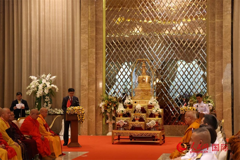 中泰兩國代表在曼谷廊曼軍用機場舉辦的迎請儀式上致辭。人民網記者楊一攝