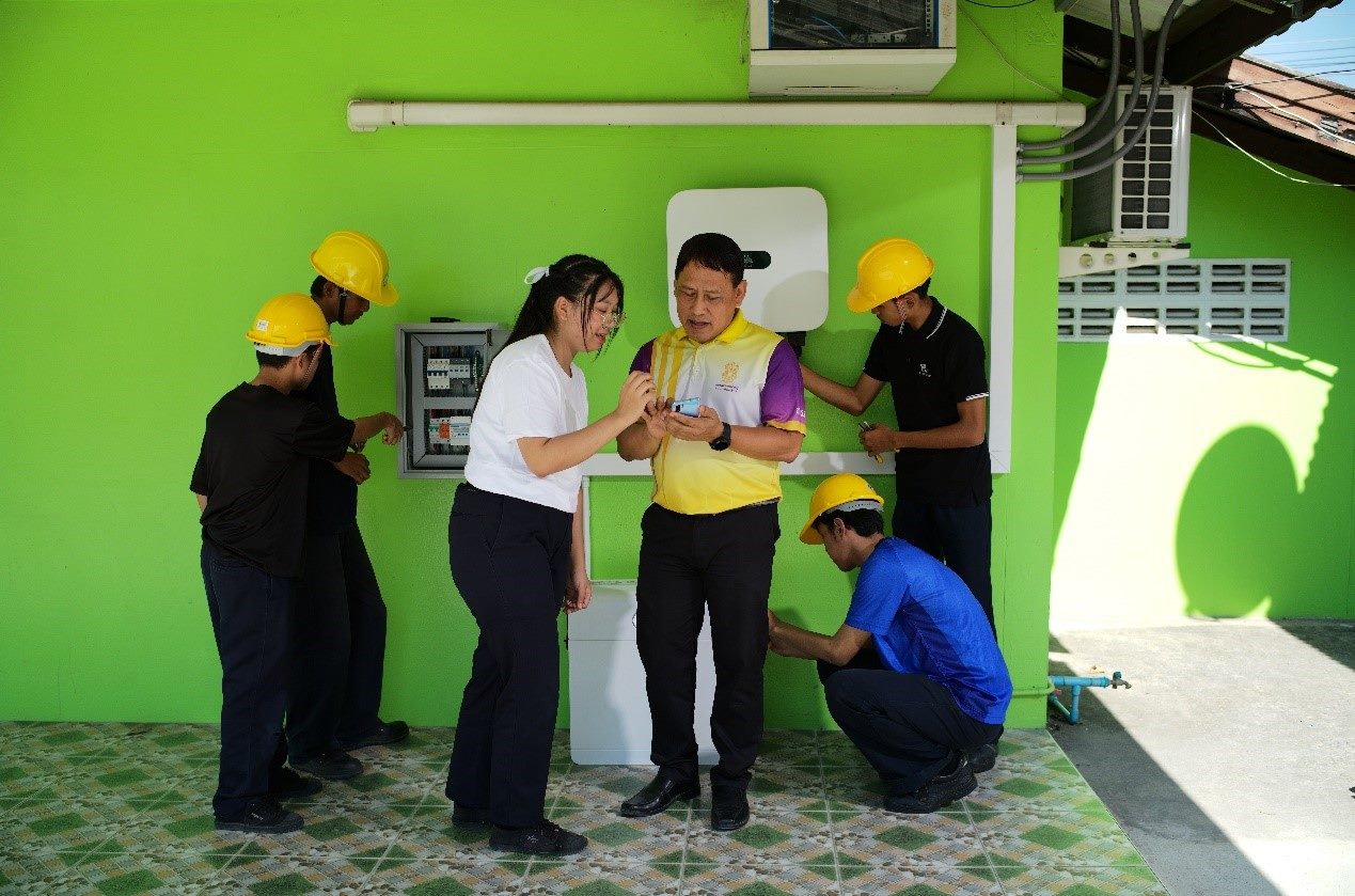 工作人員為當(dāng)?shù)靥﹪蠋熤v解說明。主辦方供圖