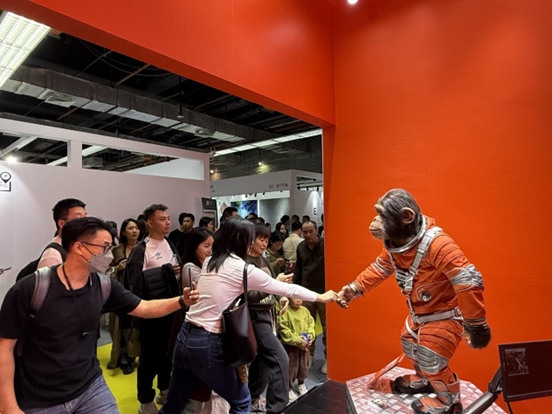 本土原創(chuàng)公司JIN ARTS帶領(lǐng)仿生機器人亮相廣州設計周11號館。（受訪者供圖）